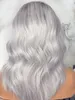 Parrucche ondulate naturali nere e grigie che mescolano parrucca riccia di capelli medio-lunghi con riga centrale