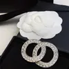 Broche de perlas Double Diseñadores de lujo Joyas Broche de incrustaciones Broches de alta calidad para hombre Broche simple de moda para mujer