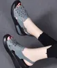 Chaussures de coin d'été pour femmes sandales ouverts plate-forme creux fleurs rétro dame high talon boucle bouclée décontractée sandalias 220620