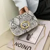 Torby wieczorowe damski wzór węża na ramię Mała kwadratowa torba posłańca pu moda serpentynowa torebka łańcucha dla lady mini crossbody torebki