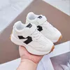 2022 Girl Sports Shoes New White Sneakers Boys Girls Fashion up Soft Sole Sole Disual Shoes Cuhk Children's Running Shoes 26-36 G220517
