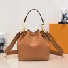 Ladies Shoulder Bags Lychee Calfskin Bucket Bag Crossbody Fashion Show Tote Bag's Swivel Lock Topp Handtag Bag Justerbara axlar Rem M57687