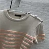 2022 여성 여름 양모 니트 티 디자이너 탑 스트라이프 패턴 밀라노 활주로 디자이너 자르기 탑 티셔츠 의류 하이 엔드 탄성 메탈 버튼 풀오버 스웨터