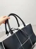 Nuevas bolsas de asas de alta calidad para mujer Bolso de diseñador de lujo original de cuero negro tridimensional tejido totalizadores bolsas de compras de moda bandolera cruzada