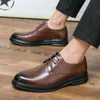 Designer de mode Hommes Pointu Rétro Bullock De Mariage Retrouvailles Père Chaussures Appartements Casual Mocassins Robe Sapatos Tenis Masculino