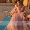 Einfache rosa A-Linie-Prom-Kleider bodenlange Tüll-Abendkleid Illusion Langarm von der Schulterpartykleid Frauen