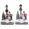 Oggetti decorativi Figurine Scena del villaggio di Natale Albero di Natale Pupazzo di neve Ornamento in resina con statua a luce LED