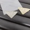 Sparkly Rhinestone Bokstäver Brosch med Stämpel Guld Silver Kvinnor Män Triangel Brev Broscher Kostym Lapel Pin