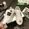 Ontwerper Casual schoenen mannen vrouwen sneakers bijen chaussures lederen trainers borduurstrepen sneaker maat witte kleur wandelen sportschoen mkjkk000001Asdasdaws