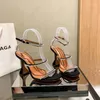 المصمم الفاخر Amina Muaddi x AWGE صنادل جديدة شفافة Begum Glass PVC كريستال شفاف Slingback صندل كعب مضخات Gilda صندل ساتان أزرق مزخرف