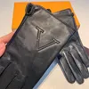 Kvinnor Läder Fem Fingrar Handskar Solid Färg Fleece Letter Glove Vintervärme Cykling Skyddshandskar