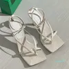 Женские сандалии по летним Мюллеру с высокими каблуками. Вамп сделан из конопляных контрактов и модных дизайнерских тапочек