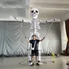 Walking Gonfiabile Skull Man Burattino Halloween Parade Performance Costume Blow Up Skeleton Zombie Marionette Per Carnival Stage Show