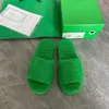 2022 Resort Sponge Wedge Fluffy Resort Chinelos Sandálias Femininas Designer Slides Tecido Pele de Borracha Algodão Sola Grama Verde Fundo Grosso