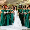 Donkergroene bruidsmeisjekleding van de schouder satijnen vloer lengte zijsplaraat op maat gemaakte plus size maid of honor jurk Afrikaans land bruiloftslijtage Vestidos 403