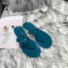 Klassiska damer platt sandaler designer metall spänne mångsidig flip-flops utomhus strand badrum badrum tofflor 6 gelé färger 35-41