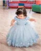 2022 Hellhimmelblaue Spitze-Blumenmädchenkleider für die Hochzeit, 3D-applizierte Perlen, Ballkleid, Kleinkind-Festzug-Kleider, Tüll, bodenlang, schulterfreies Kindergeburtstagskleid