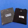 T-shirt Kith czarny kith chrzesta T-shirt 2022 mężczyzn Women Wysokiej jakości pudełko graficzne graficzne koszulka Nieco duże topy krótkie rękaw