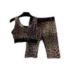 Survêtements pour femmes Costume de mode pour femmes yoga sport haut élastique imprimé léopard lettre gilet avec hanche surélevée pantalon à cinq points