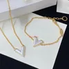 Europe America Fashion Essential V Pearlfection Necklace Armband örhängen Ring Lady Women Gold-Color Hårdvara graverad V Initialer Pearl Pendant Jewelry Sets