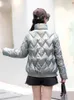 Baumwolle Mantel Frauen Kurze Kleine Dicke Wärme Kleidung 22 Winter Neue Mode Koreanische Perlen Lose Stehkragen Chic Parkas Feminina l220730