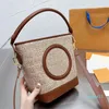 Designers Bolsa Luxuris Mulheres Bolsa de ombro de ombro Bolsas de lazer clássicas Bolsa de balde simples carteira de verão carteira de palha de verão