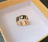 2022 Tasarımcı Kalite Abartılı Kanal Seti Aşk Band Ring Gold Gümüş Gül Paslanmaz Çelik Mektup Yüzükler Moda Kadın Erkek Mücevher Lady Partisi Hediyeler Kutusu