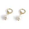 Hoop Huggie – boucles d'oreilles couleur or, petites perles d'eau douce, cercle géométrique irrégulier, breloques pour femmes, Piercing d'oreille, 2022