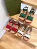 2022 Nieuwe stijl slippers sandaalschuifregelaars macaron dikke bodem gesp gew zacht bodem mode g huis slipper vrouwen dragen strand flip-flops