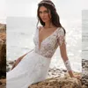 Vestidos de noiva sexy A-line Mangas compridas v pescoço oco oco lace aplique lantejas de lantejoulas de piso comprimento de piso de tule renda oca de tule plus size vestidos de casamento boho plus size size