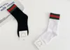 Designer de luxe coton chaussettes pour hommes femmes rouge vert lettre broderie noir blanc respirant moyen tube chaussette 2 paires/lot
