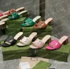 2022 Designer Sexig platt toffel Kvinnor Slåsande utskuren Högkvalitativ Real Leather Slipper Sandal Square Muls broderad plattform Gummisandal med låda