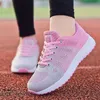 Mulheres sapatos casuais moda a malha de caminhada respirável Sapatos planos tênis tênis tenis feminino sapatos brancos vulcanizados 220816