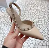 Valentijnsschoenen Fashion Sandals Dames Pumps Casual Designer Gold Matt Leather Budded Spikes Slingback High Heels S 155