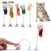 猫のおもちゃカラフルなランダムカラープラスチックフェザー面白いマウスシェイプ20 x 10cm偽マウスペット製品ボトム吸盤エラスティックキャット