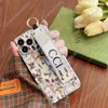 Fashion Flower Phone Case för iPhone 15Promax 15Pro 15 14 14PROMAX 14PRO 13 Pro Max 13Pro 12Pro Max 12 11 Wrist Belt Band Rem Holder Luxury Women Style Back Cover Cover