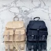 Man kvinna nylon ryggsäckar designer ryggsäck elever skolväskor mode utomhus bakpaket triangel resväskor