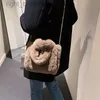 Vinterfluffig plysch axelväska överstigning faux päls kvinnor handväskor stora mjuka tote designer shoppare väskor för kvinnor crossbody väska w221877