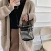 핸드백 인기 가방 신작 가을 휴대용 슬링 원 숄더 여성 가방 메신저 다용도 격자 버킷