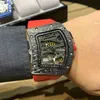 Män tittar på Richrmill vs Factory Carbon Fiber Luxury Wristwatch Richa Wine Barrel RM70-01 Multifunktionellt kolfodral Tejp Mens
