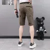 Trend-Stil beschnittene Herren-Freizeitshorts Biene-Druck 2022 Sommer neue schlanke gerade hochwertige Mann-Stoff-Knie-Hosen Modemarken-Designer-Männer-Shorts