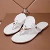Designers kvinnor tofflor lady platt flip flops med box sommar oudoor strand läder glid sandaler klassisk dubbel spänne tofflare