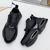 Scarpe da donna da uomo Sneakers nere Pelle di vitello Neoprene Suede Sneakers alte e basse audaci Ritagli di contorno sulla suola Scritta in rilievo con pannello argento