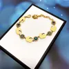 Braccialetto di design di smeraldi di lusso Braccialetti a catena da donna Bracciale con lettera d'oro Regalo di gioielli per coppie sociali di alta qualità