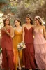 Boho Chiffon Bridesmaid Dress 2023 A-Line Spaghetti Straps Ruffle Maxi Evening Clown Golvlängd slits Backless Maid of Honor Party Party