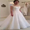 Petite robe de mariée traînante en dentelle de grande taille rétro une épaule profonde v robe de mariage