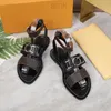 Designer Fashion Women's Collège Sandales plates élégantes en cuir en cuir extérieur en cuir extérieure Sangle de cheville avec des accessoires en boucles ajustez les chaussures d'été