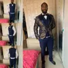 Jacquard Floral Tuxedo Passar för män Bröllop Slim Fit Navy Blue and Gold Gentleman Jacket med Vest Pant 3 Piece Male Costume (Jacket + Vest + Byxor)