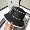 Luxury merk emmer hoed Nieuwe eenvoudige en veelzijdige zwart-wit stro geweven bassin hoeden modieuze Europese Amerikaanse omgekeerde driehoek Zon-Visor zomerreizen