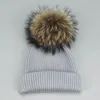 Hüte Schals Handschuhe Sets 2022 Frauen Pom Beanie Warme Gestrickte Fell Pompon Hut Und Schal Set Dame Echt Waschbär Mädchen winter Skullies